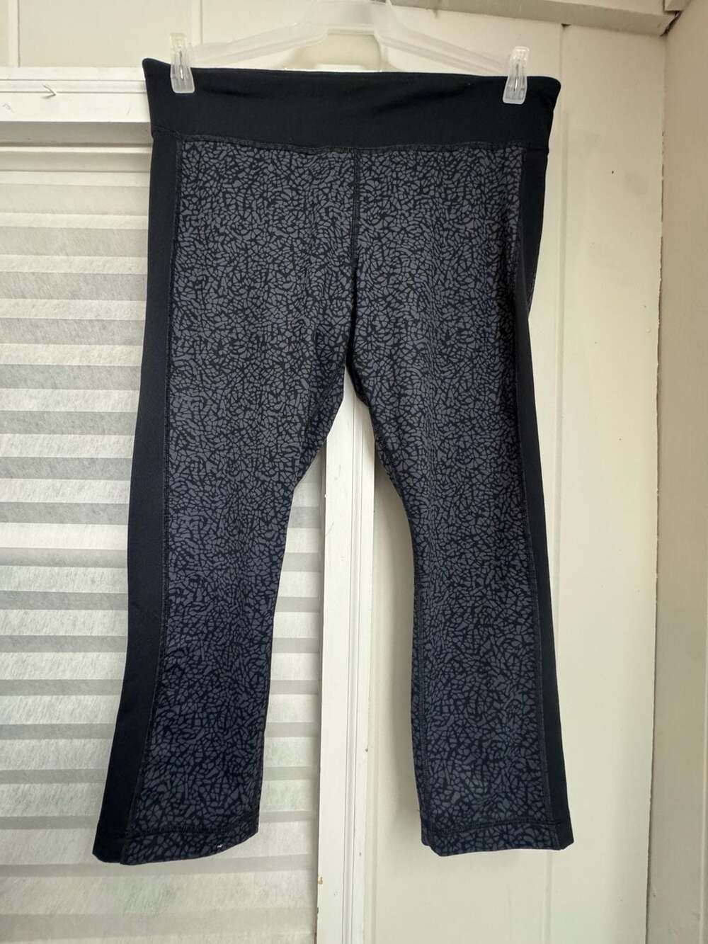 Under Armour Women's HeatGear Printed Crop Leggings Black/Gray